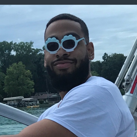 Meet your Posher, Nyomee - Picture 1 of 1